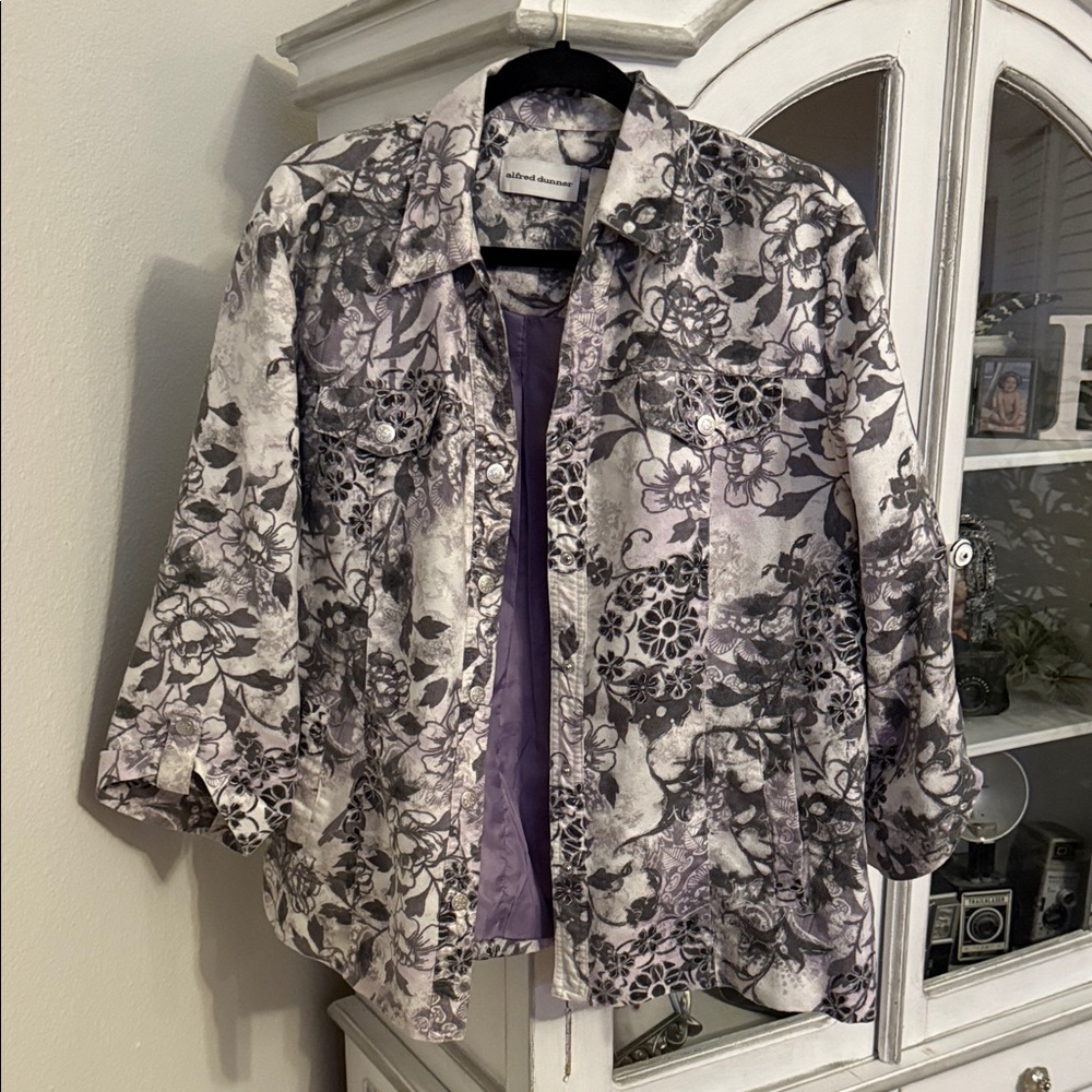 Alfred Dunner Floral Button-Up Shirt with Purple Lining.  Size 18.